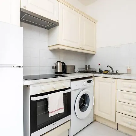 2bed Flat With Private Balcony And Fireplace