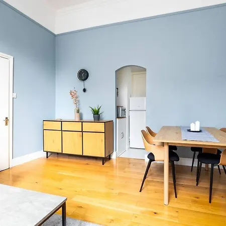 2bed Flat With Private Balcony And Fireplace Daire *