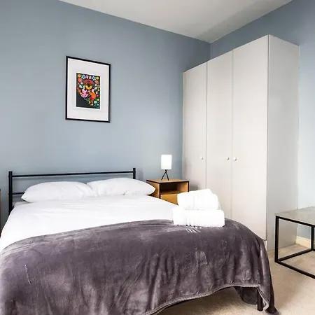 2bed Flat With Private Balcony And Fireplace Daire