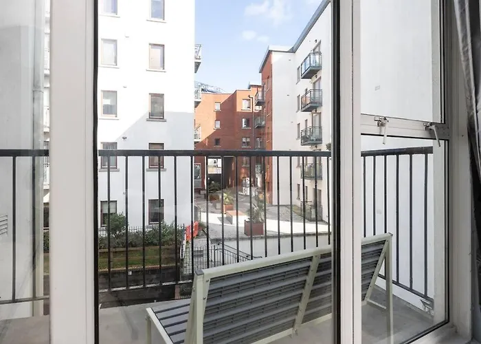 2bed Flat With Private Balcony And Fireplace Daire