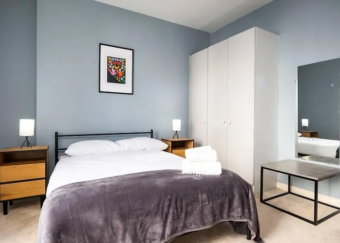 2bed Flat With Private Balcony And Fireplace Daire