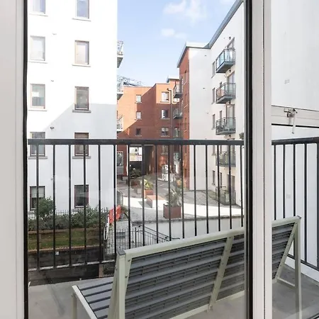 2bed Flat With Private Balcony And Fireplace Apartamento